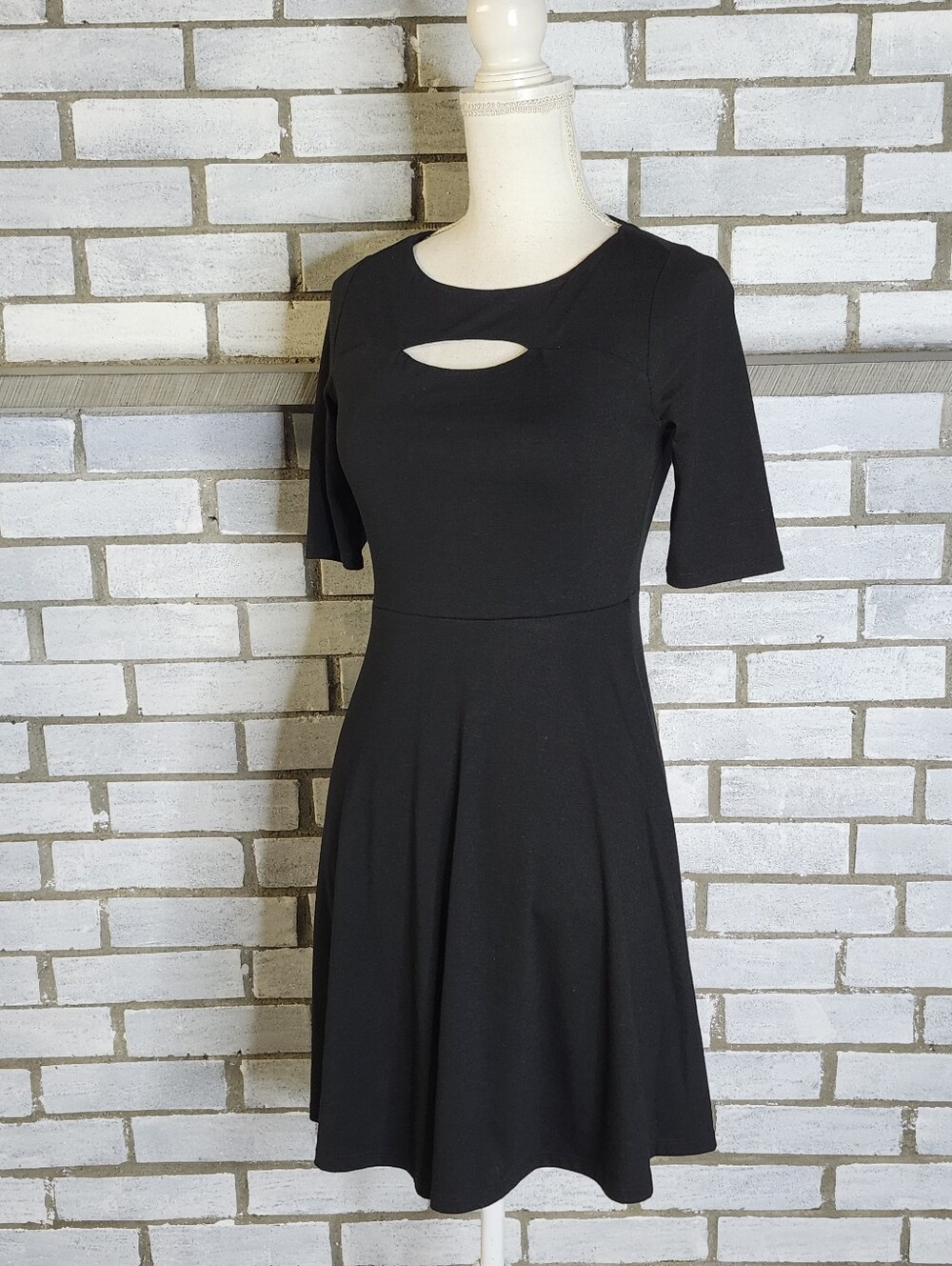 • Xhilaration Women's Short Sleeve Keyhole A-Line Dress Size Small Black